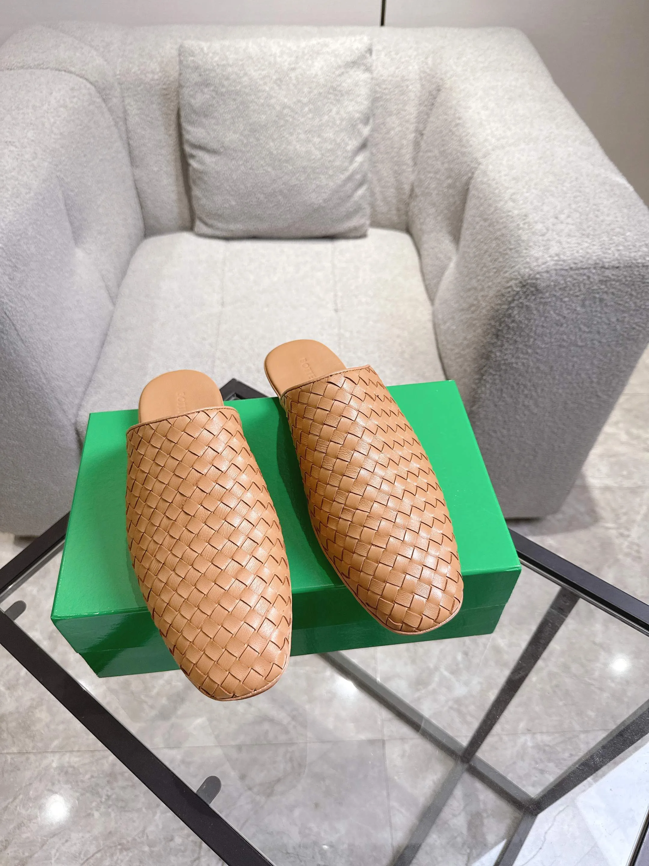 [BV] Top P: 720💰Size for couples: 35-44 (40.41 for women, 38 for men, 45.46.47, custom-made and non-returnable) Bottega Veneta 2025 Autumn counter synchronized genuine leather outsole classic woven half-drag couple model Bottega Veneta square-toe flat shoes, imported mixed sheepskin, imported sheep! Leather outsole! [Rose][Rose]! Purely hand-woven and operated, the original board is reproduced one-to-one! quality assurance!
